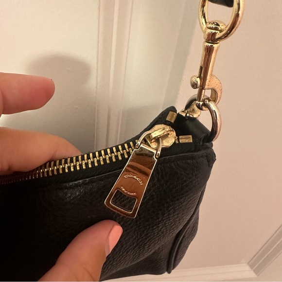 Elegant COACH Black Leather Shoulder Bag - Picture 9 of 16